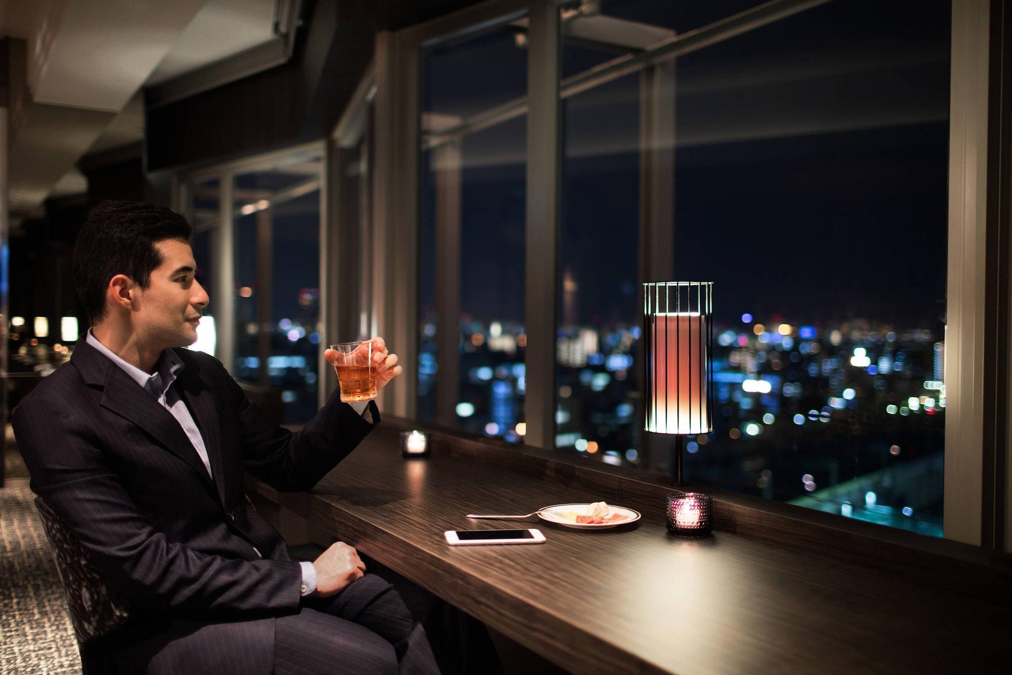 מלון Courtyard By Marriott Shin-Osaka Station מראה חיצוני תמונה A man drinking at a bar