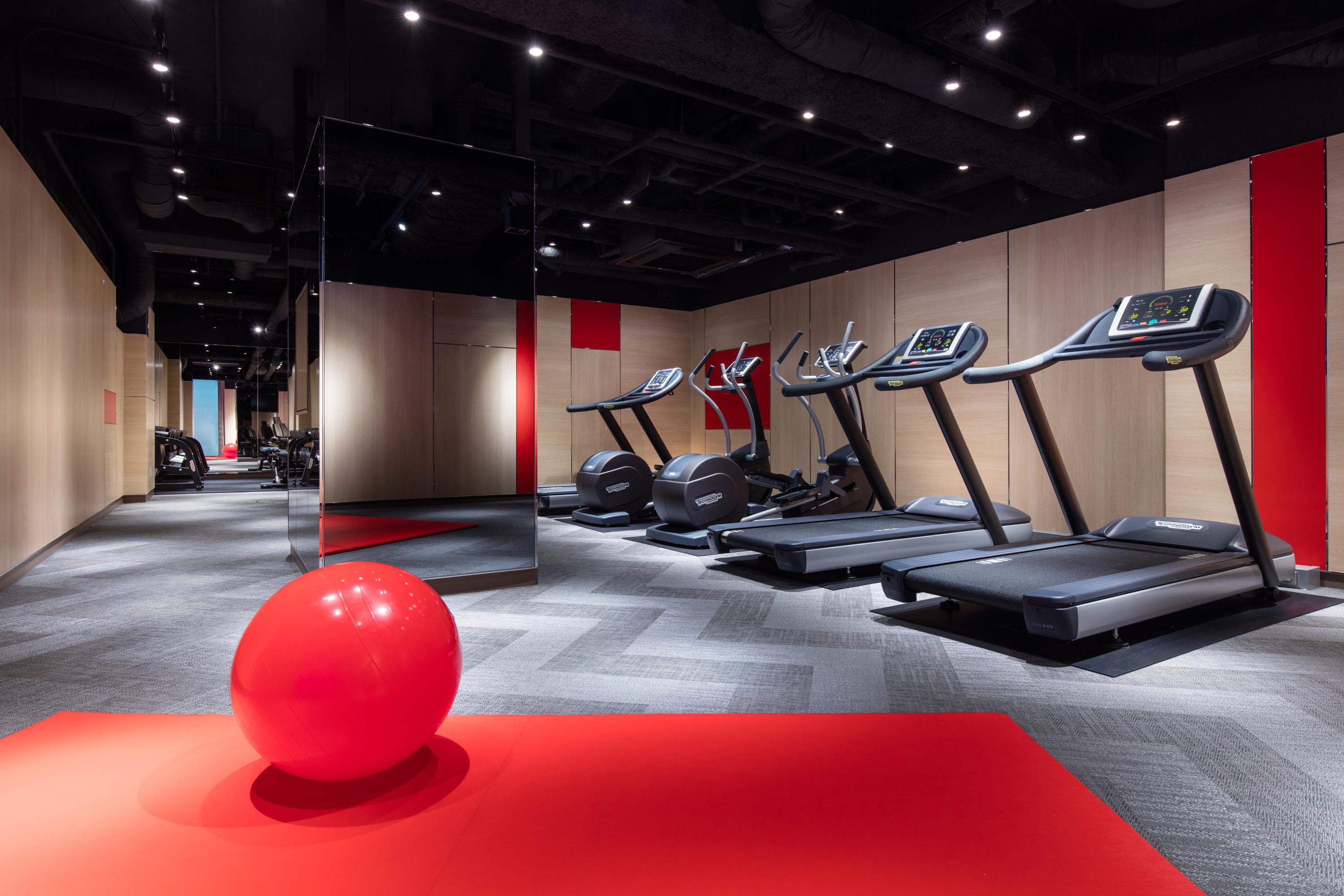 מלון Courtyard By Marriott Shin-Osaka Station מראה חיצוני תמונה The gym at the hotel