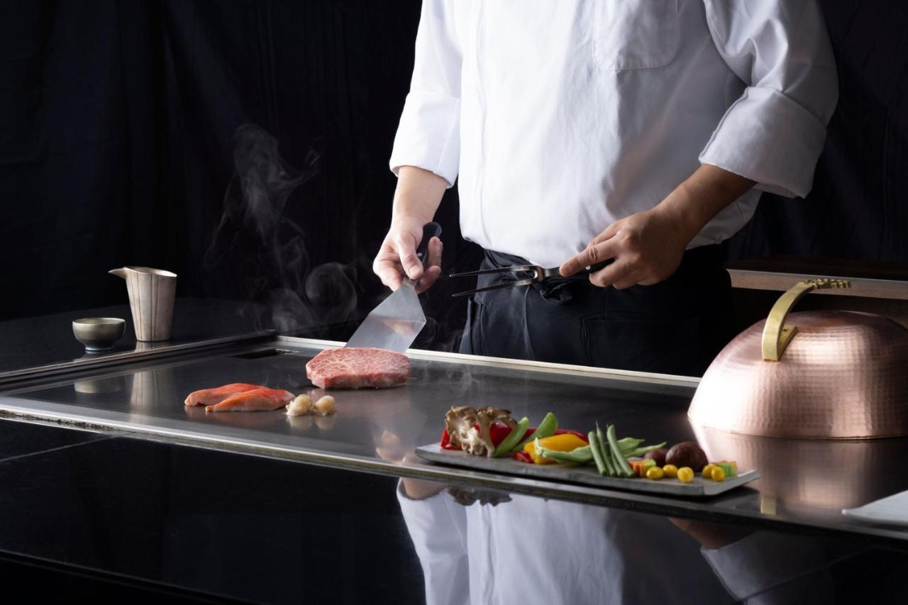 מלון Courtyard By Marriott Shin-Osaka Station מראה חיצוני תמונה A chef cooking on a flattop grill