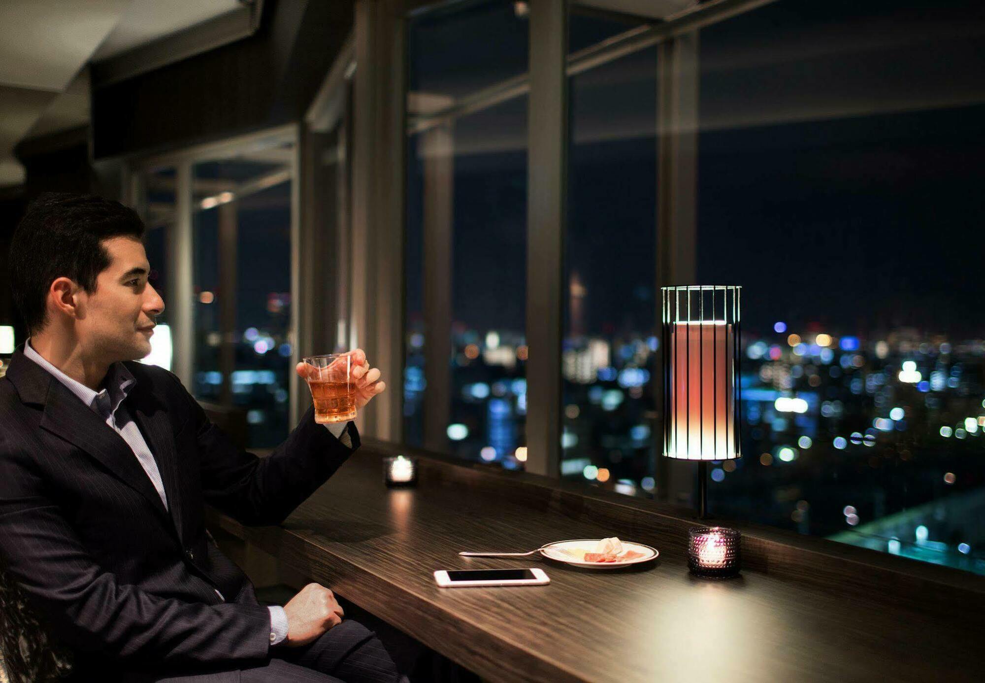מלון Courtyard By Marriott Shin-Osaka Station מראה חיצוני תמונה The Philips hue Iris lamp